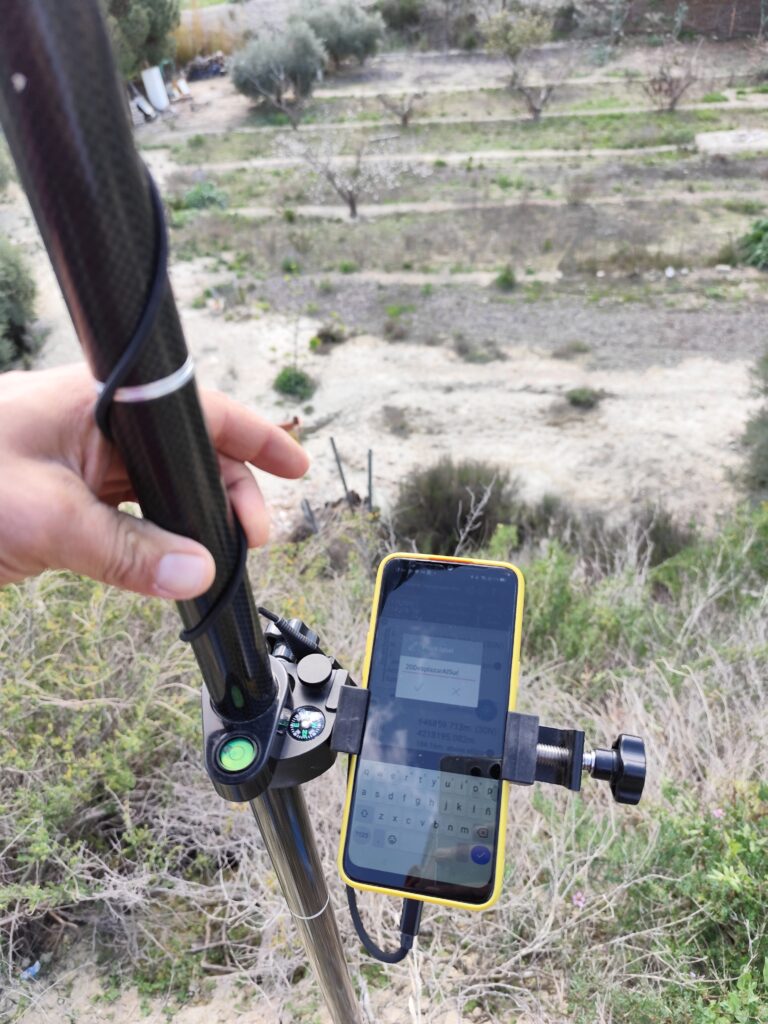 Trabajo de campo de 3áreas Topografía con equipo GPS RTK y controladora en una finca