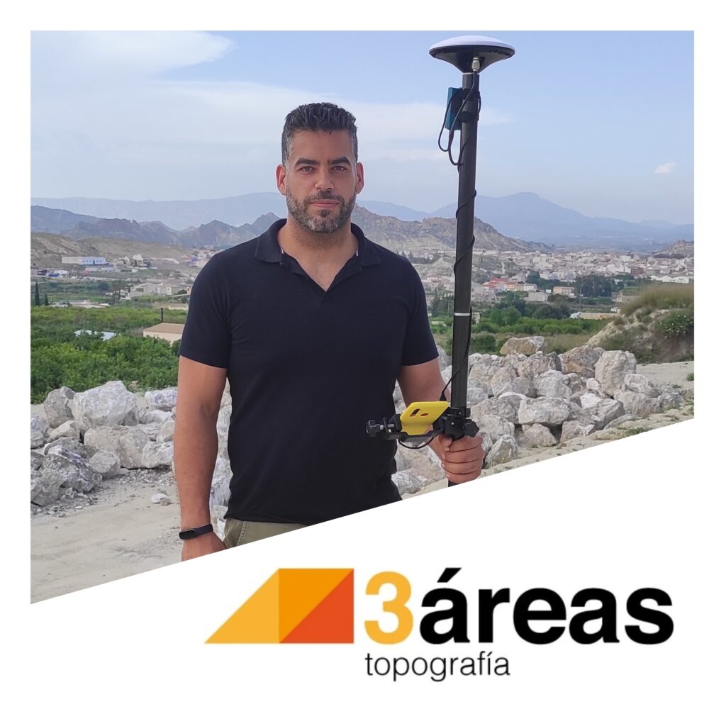 Pedro, responsable de 3áreas Topografía, con equipo GPS RTK sobre el terreno