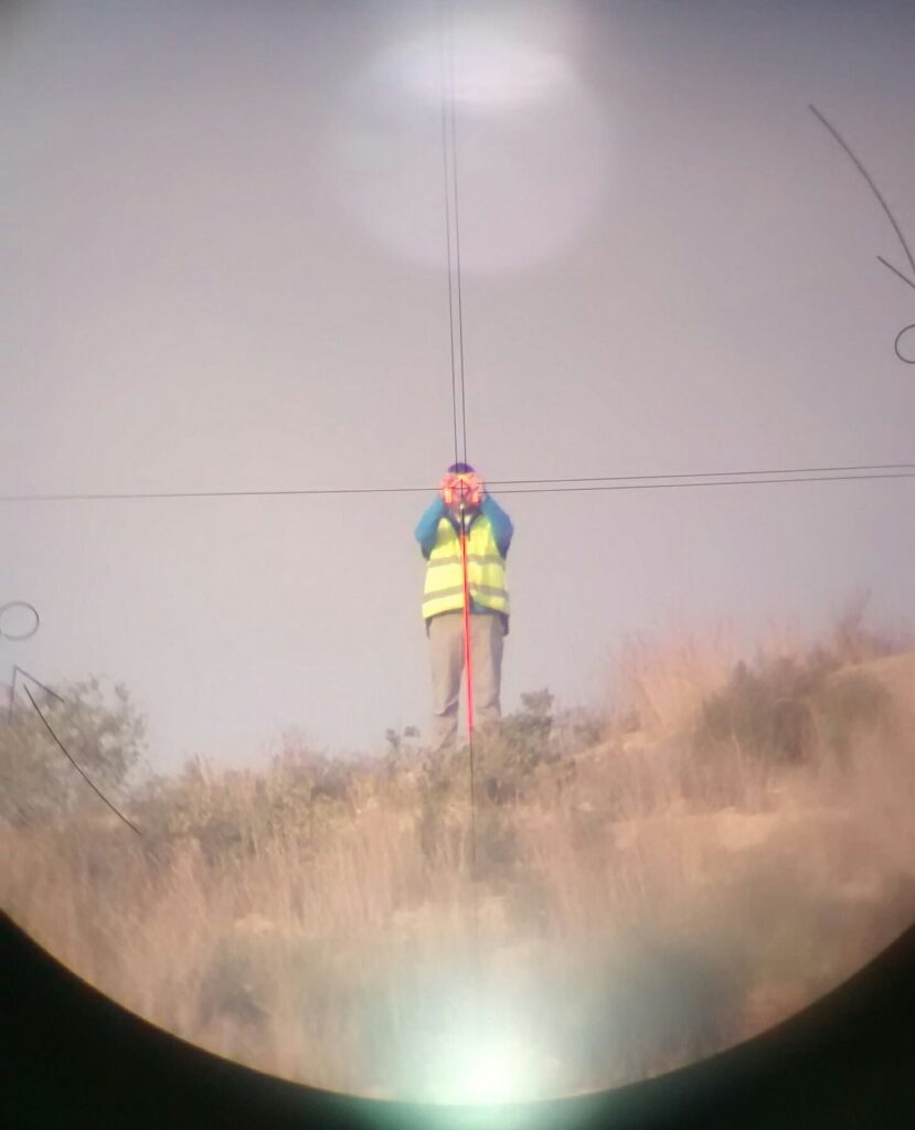 Trabajo de medición sobre el terreno realizado por 3áreas Topografía con chaleco de alta visibilidad